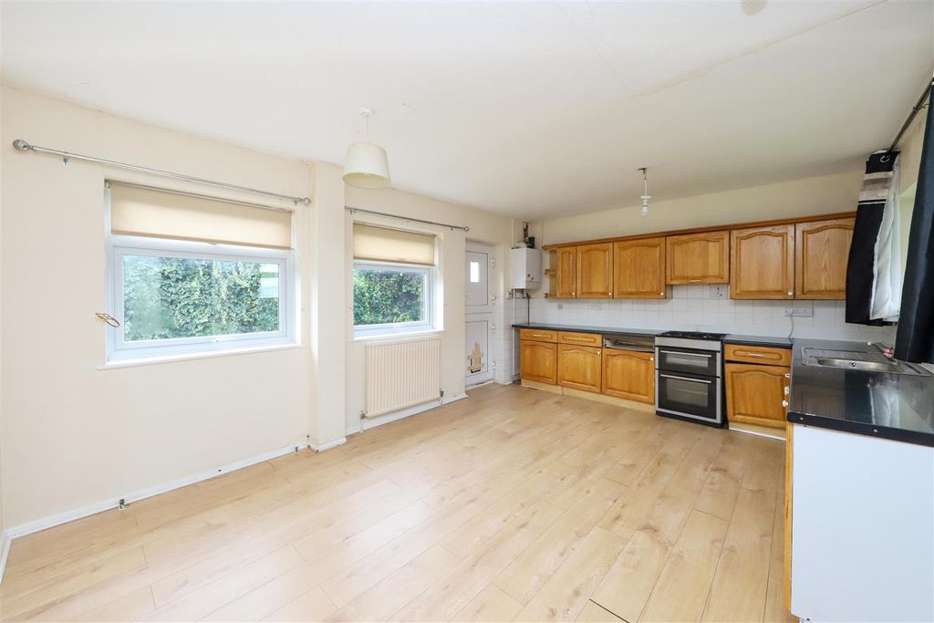 Property photo 3 of 11 Kitchen