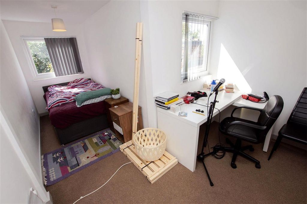 Property photo 3 of 10 Approach