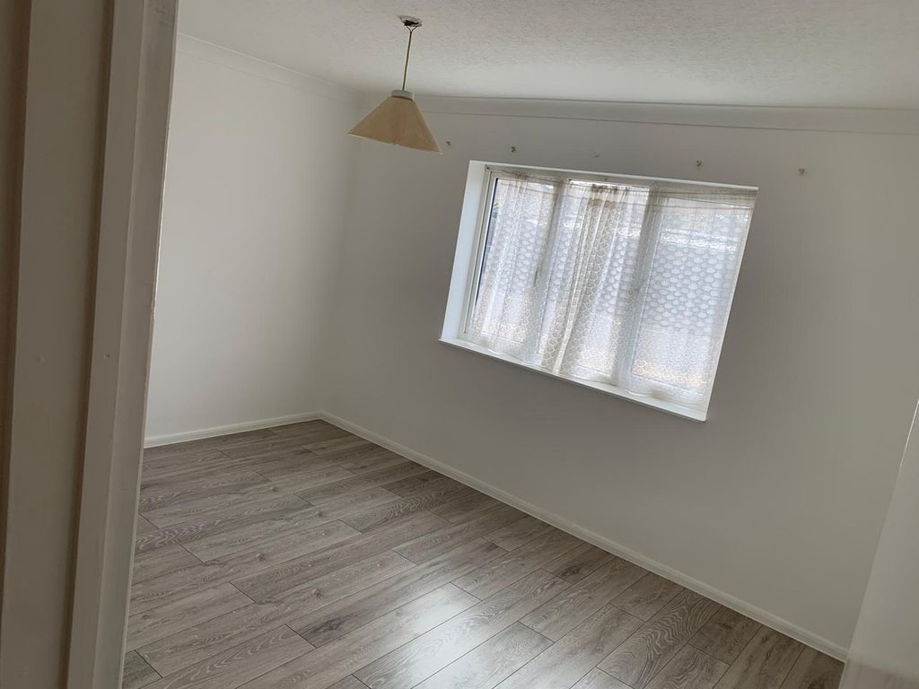Property photo 1 of 4 Studio Flat With Separate Kitchen Ideal For Couples Â£1250 All Inclusive