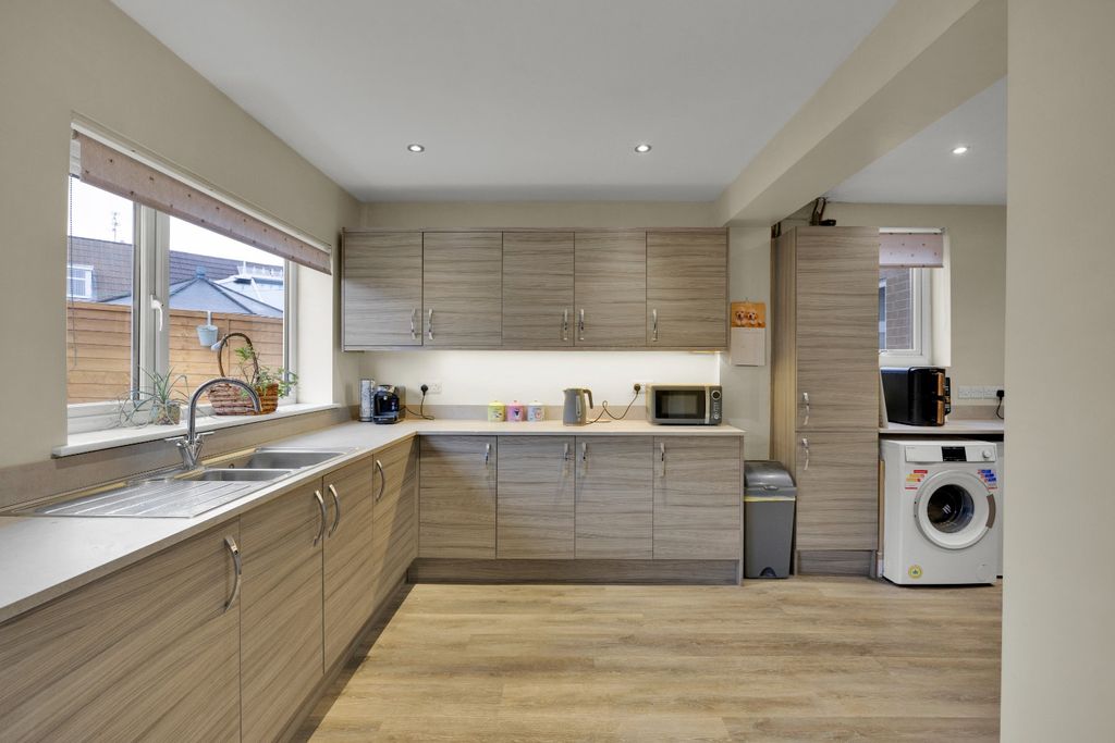 Property photo 3 of 30 4525164