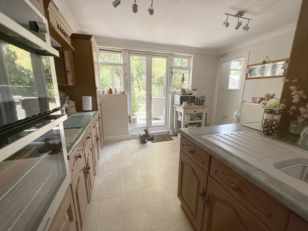 Property photo 3 of 19 Kitchen