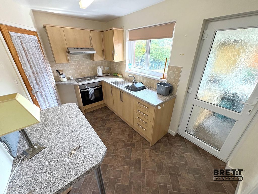 Property photo 3 of 10 Kitchen