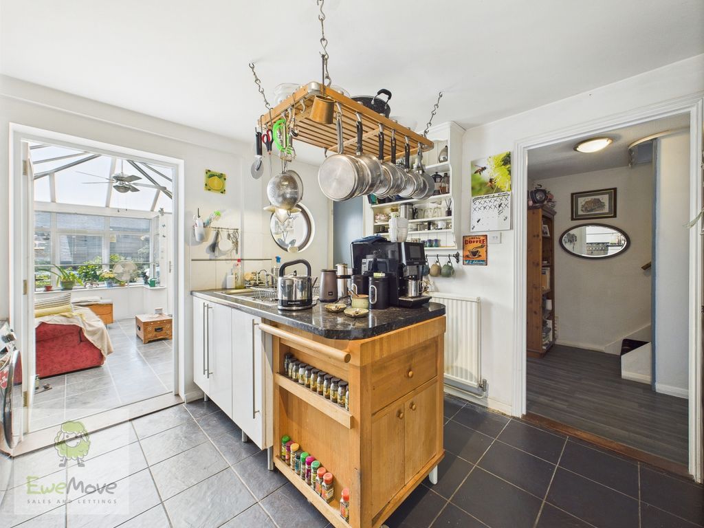 Property photo 3 of 18 Kitchen