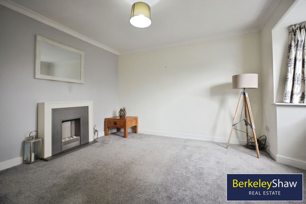 Property photo 3 of 17 Living Room