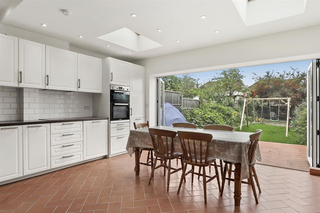 Property photo 2 of 17 Grenoble Gardens, N13