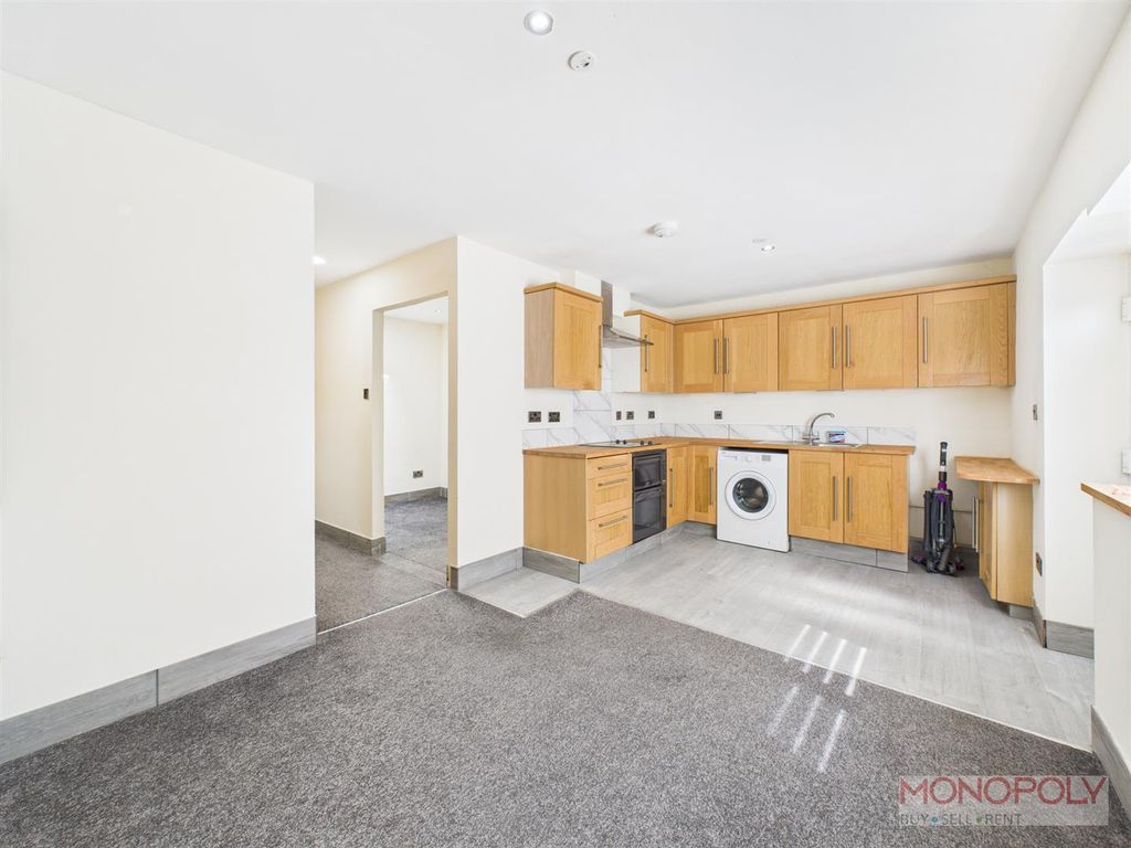 Property photo 3 of 9 Lounge/ Kitchen
