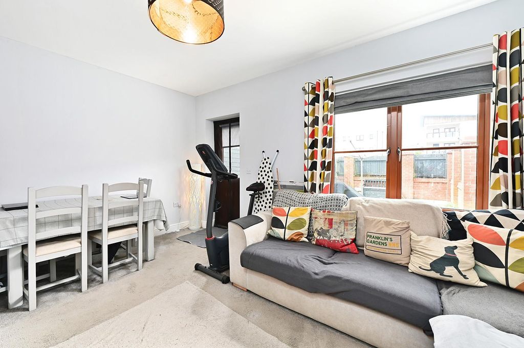 Property photo 3 of 14 Northbrook Crescent