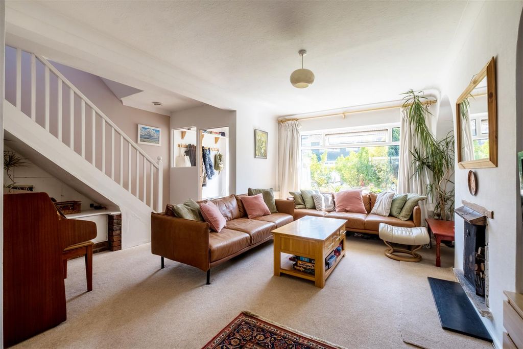 Property photo 2 of 15 23 Saint Giles Close-6.Jpg