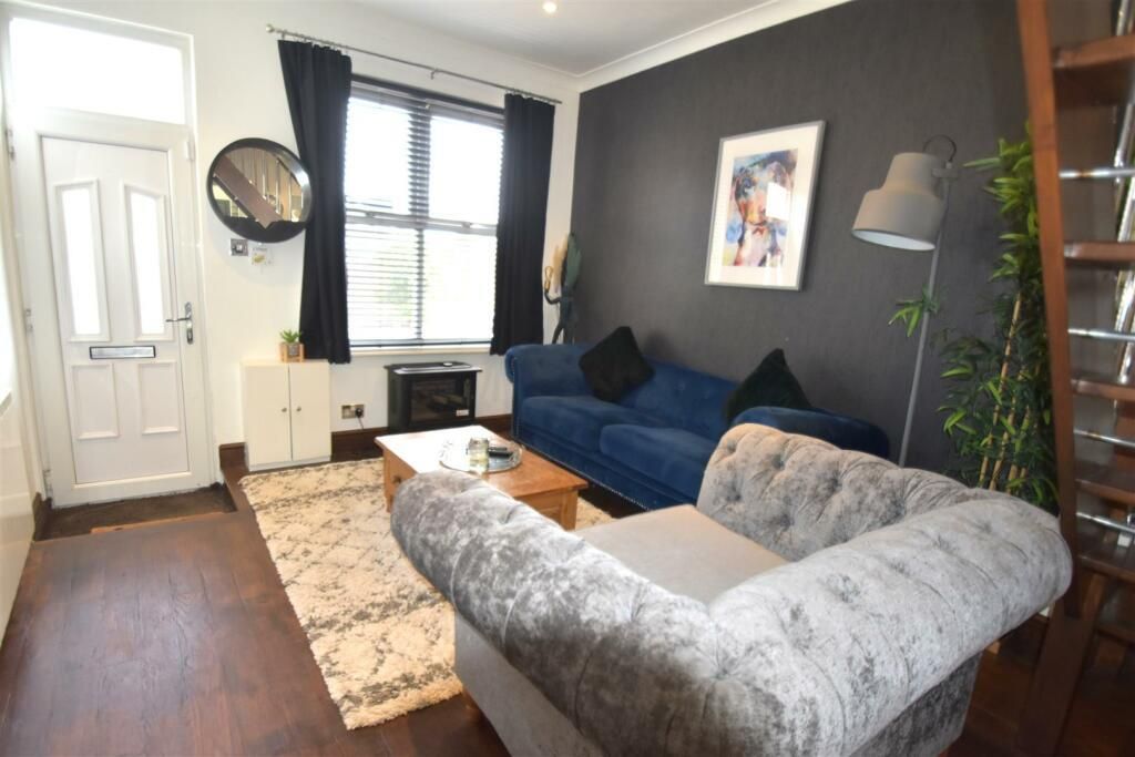 Property photo 3 of 15 Lounge 2