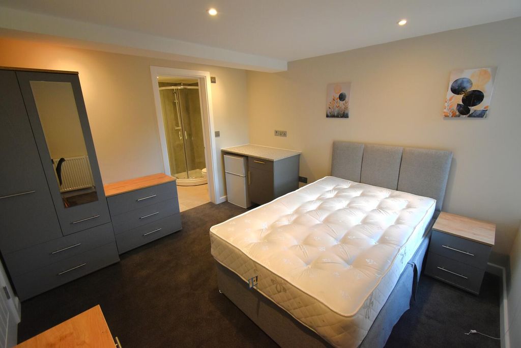 Property photo 1 of 8 Bedroom