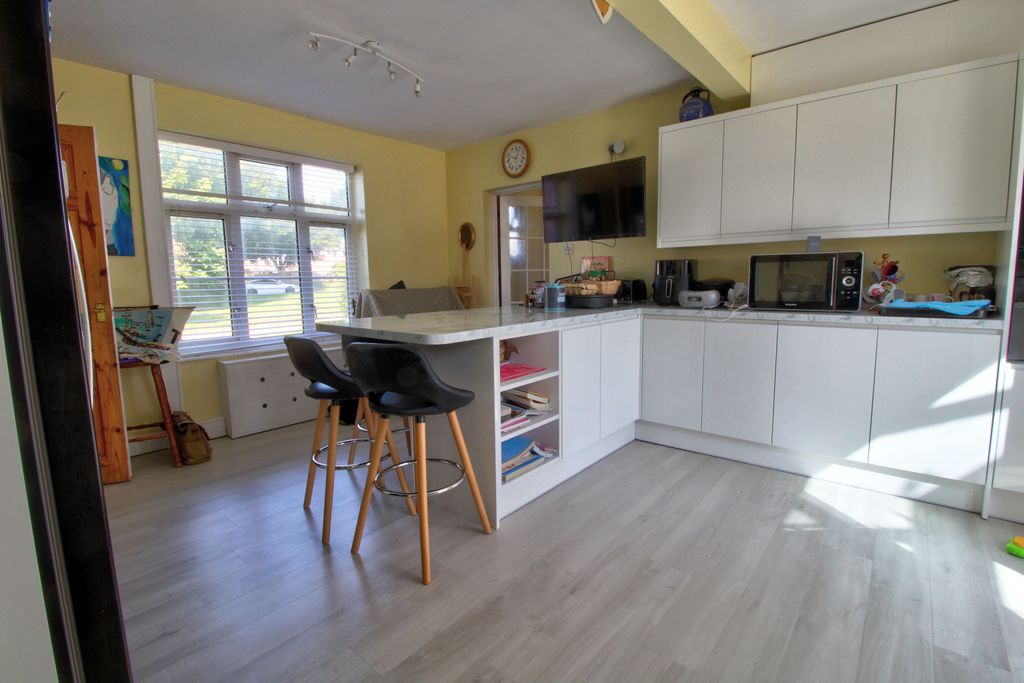 Property photo 3 of 15 Kitchen 1