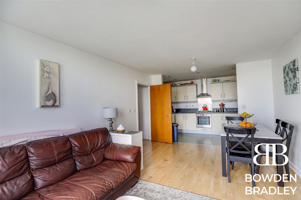 Property photo 2 of 13 Lounge