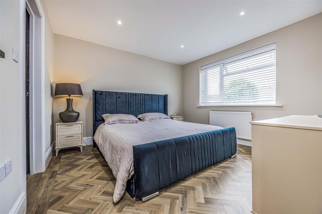 Property photo 3 of 21 Silverdale Drive, Waterlooville-Small-Porticomarke