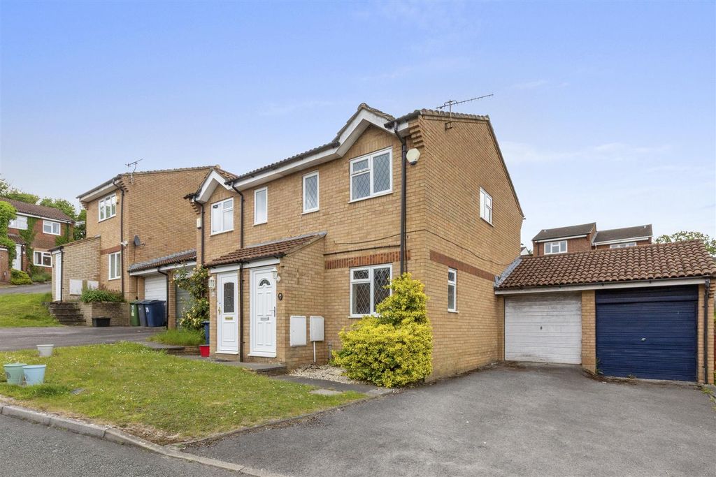 Property photo 1 of 14 26 Nicholas Gardens, Hp13 6Jq-14.Jpg