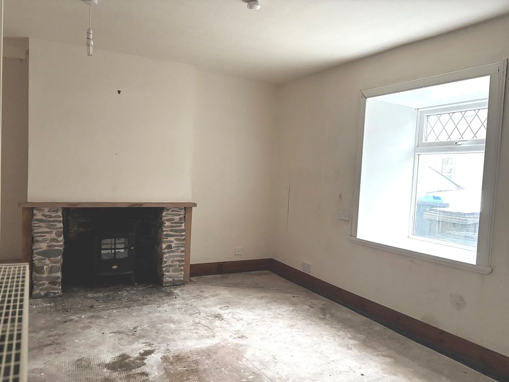 Property photo 3 of 8 Lounge