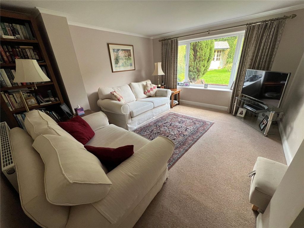 Property photo 3 of 13 Lounge