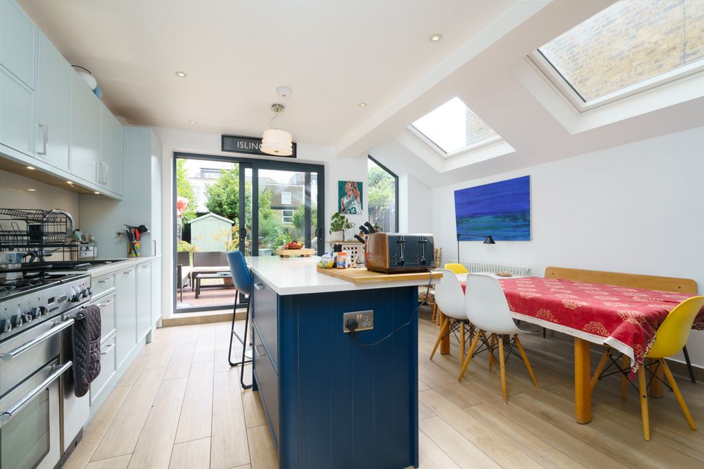 Property photo 1 of 6 Img_38853_12_Original