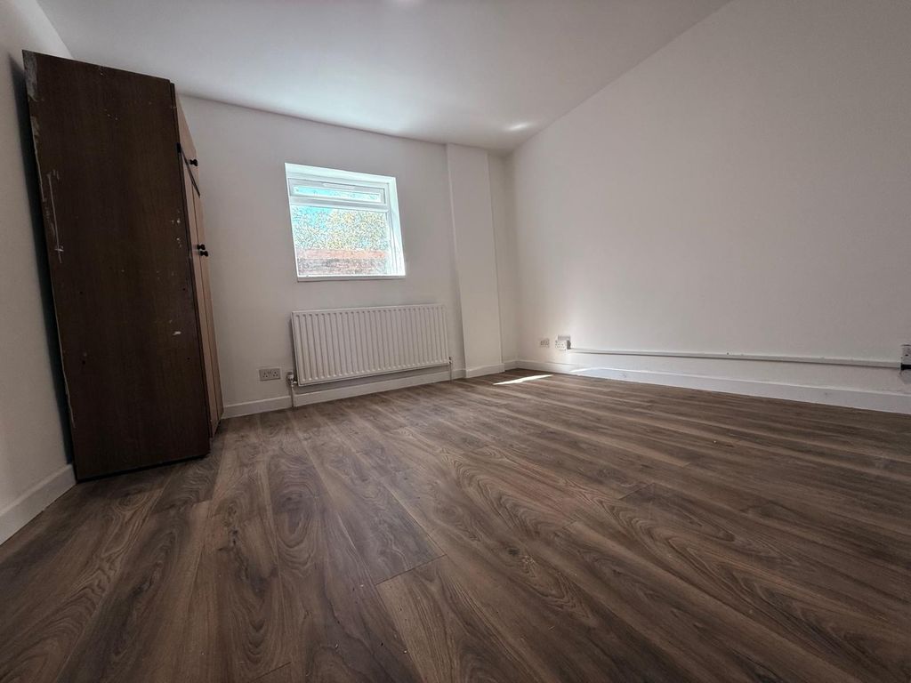 Property photo 1 of 10 Two Bedroom Ground Floor Flat With Garden And Parking- Â£1950