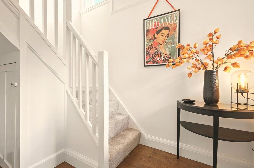 Property photo 2 of 14 Entrance Hall