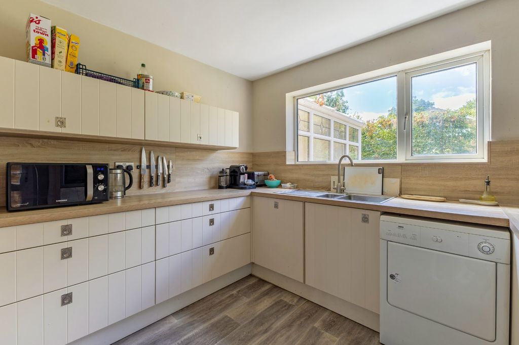 Property photo 3 of 10 Kitchen