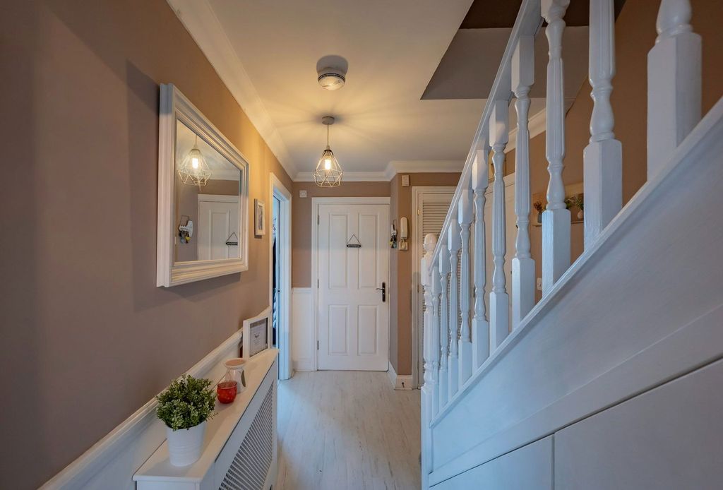 Property photo 2 of 27