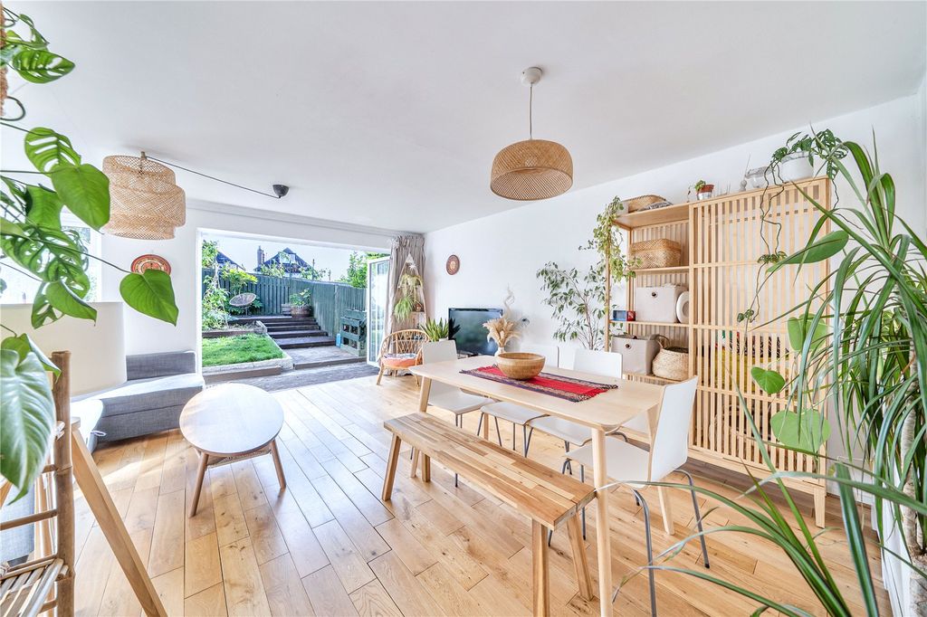 Property photo 1 of 12 Living/Dining Room