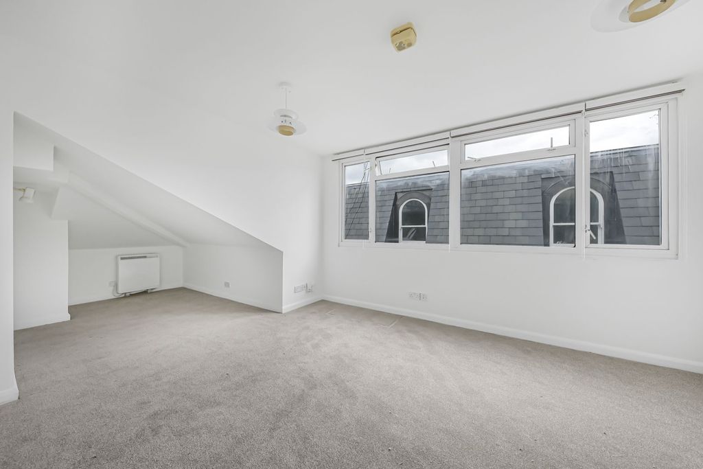 Property photo 3 of 10 Studio