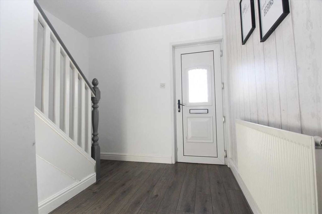 Property photo 2 of 10 Entrance Hall