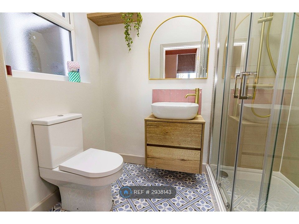 Property photo 2 of 16 Room 1 Bathroom