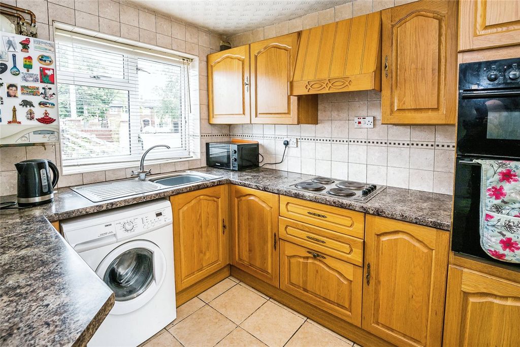 Property photo 3 of 8 Kitchen