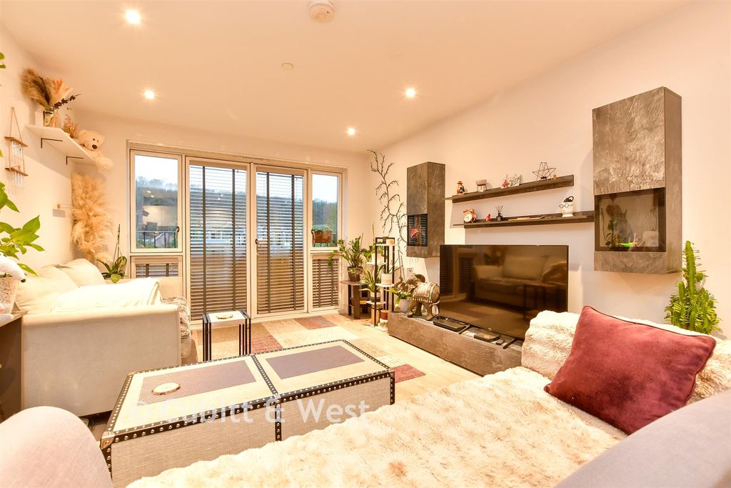 Property photo 1 of 12 Lounge