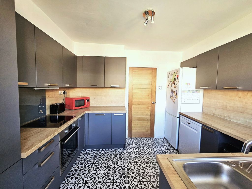 Property photo 3 of 28