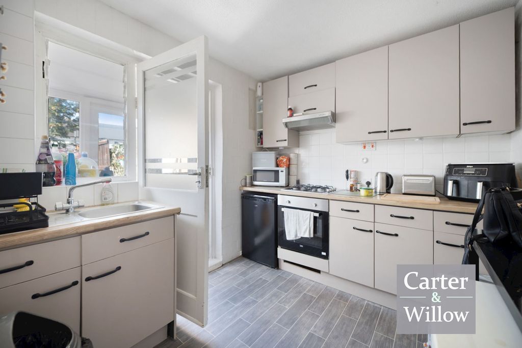 Property photo 3 of 10 Kitchen 