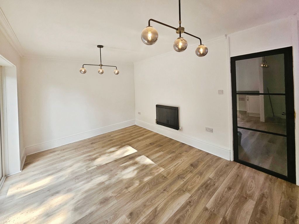 Property photo 3 of 14 Lounge