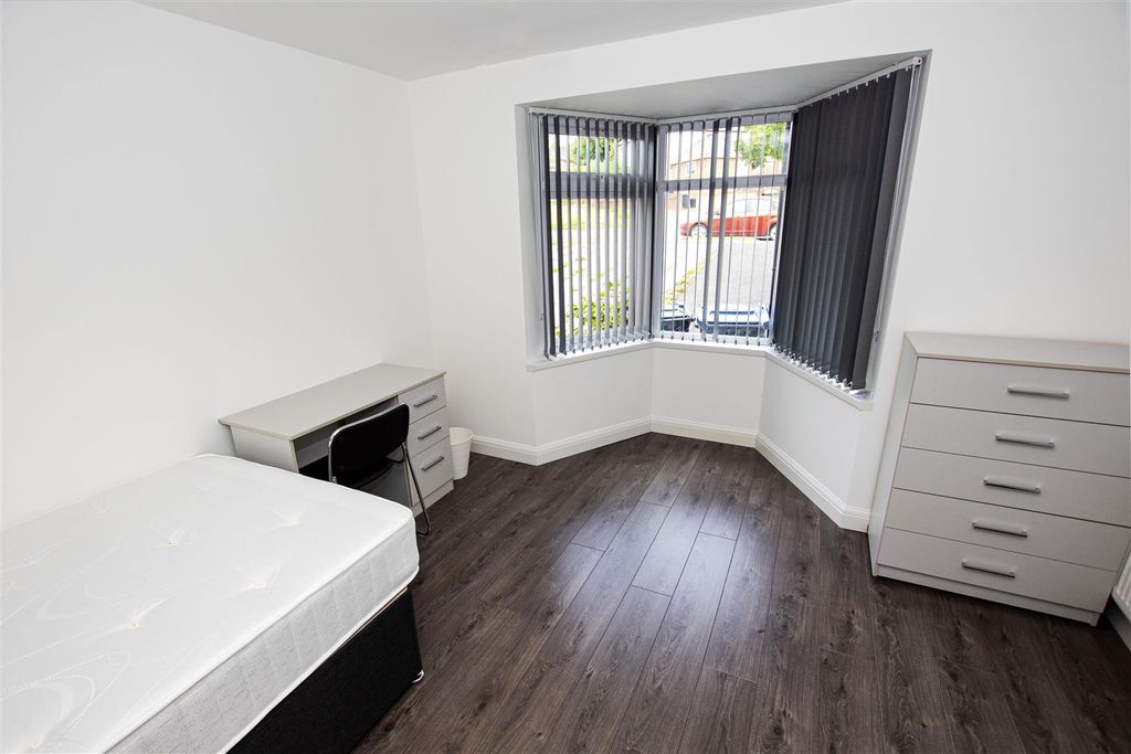 Property photo 3 of 10 Approach