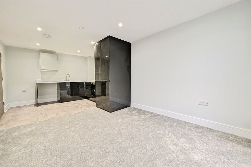 Property photo 3 of 6 (Thumbnail)