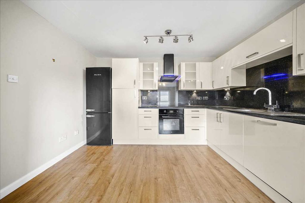 Property photo 2 of 11 Kitchen