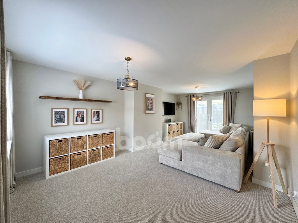 Property photo 2 of 22 Ladeside Court, Kilbirnie Lounge Shot