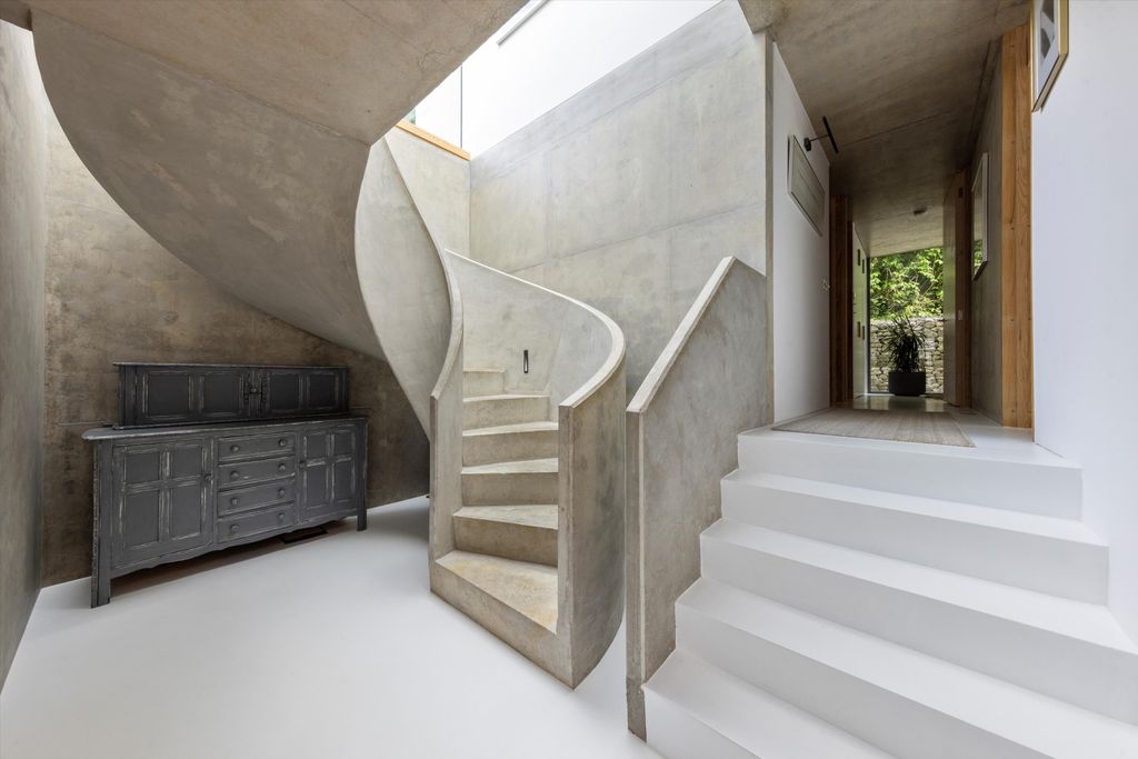 Property photo 3 of 31 Image