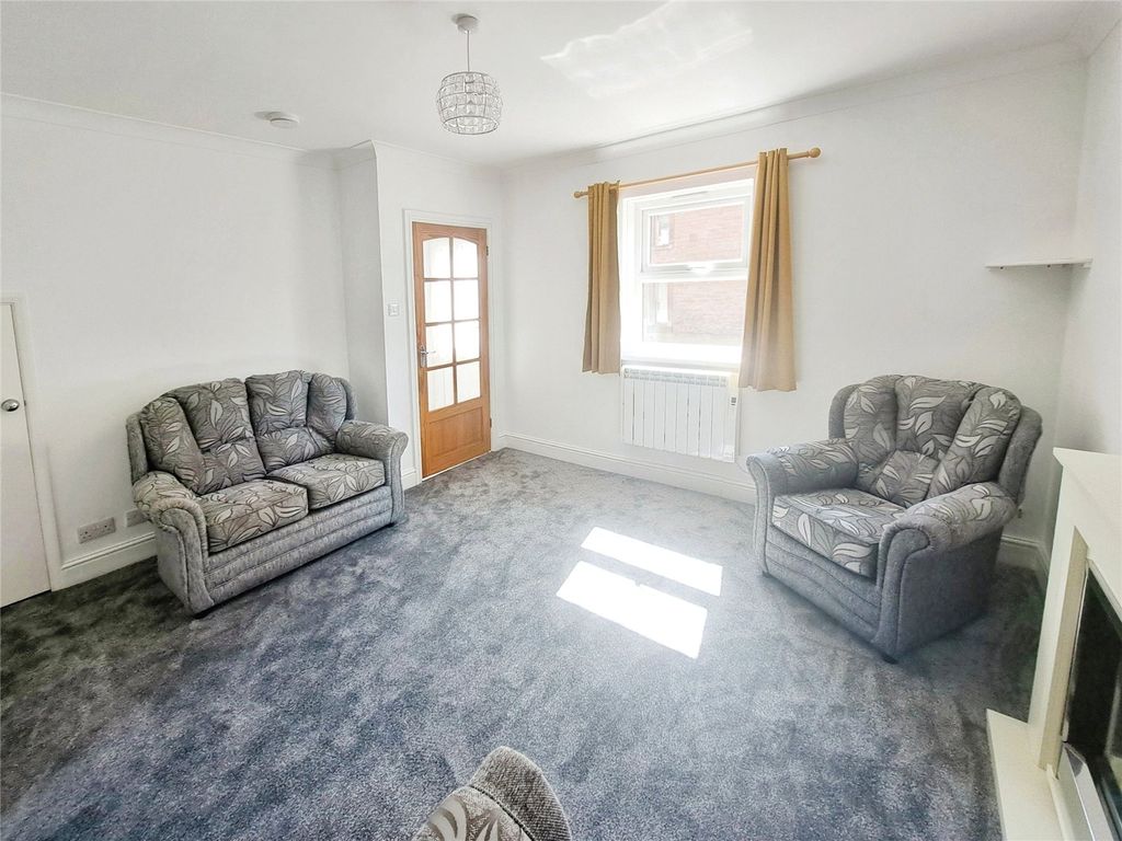 Property photo 3 of 11 Lounge