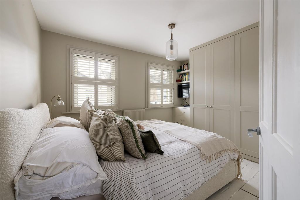 Property photo 3 of 24 Barclay Road E17