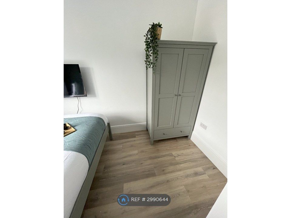 Property photo 3 of 11 Room 3
