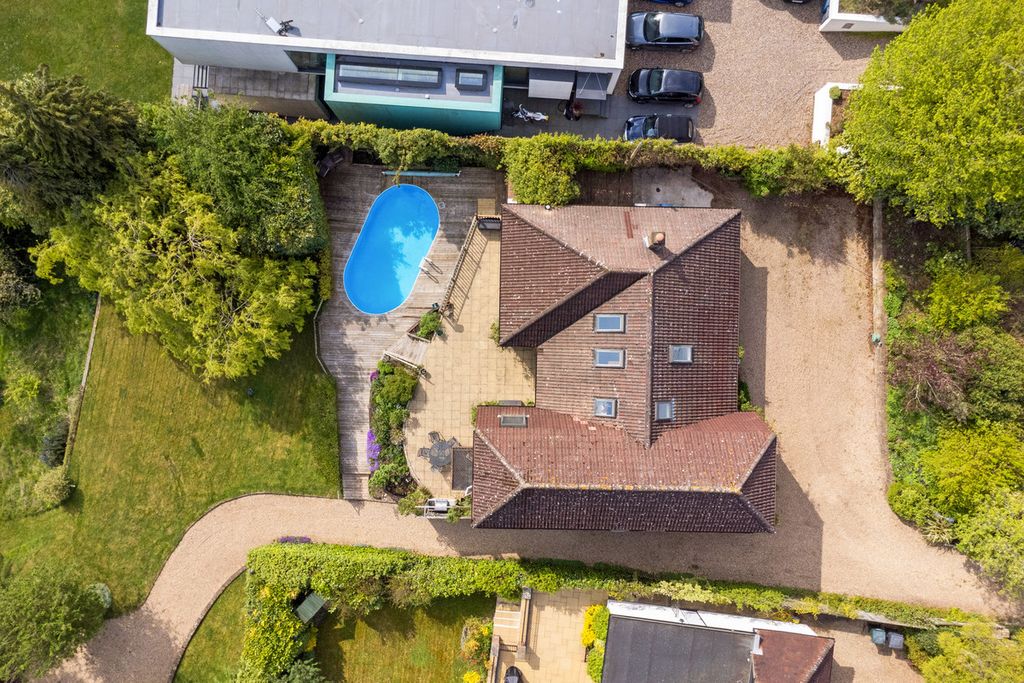 Property photo 2 of 32