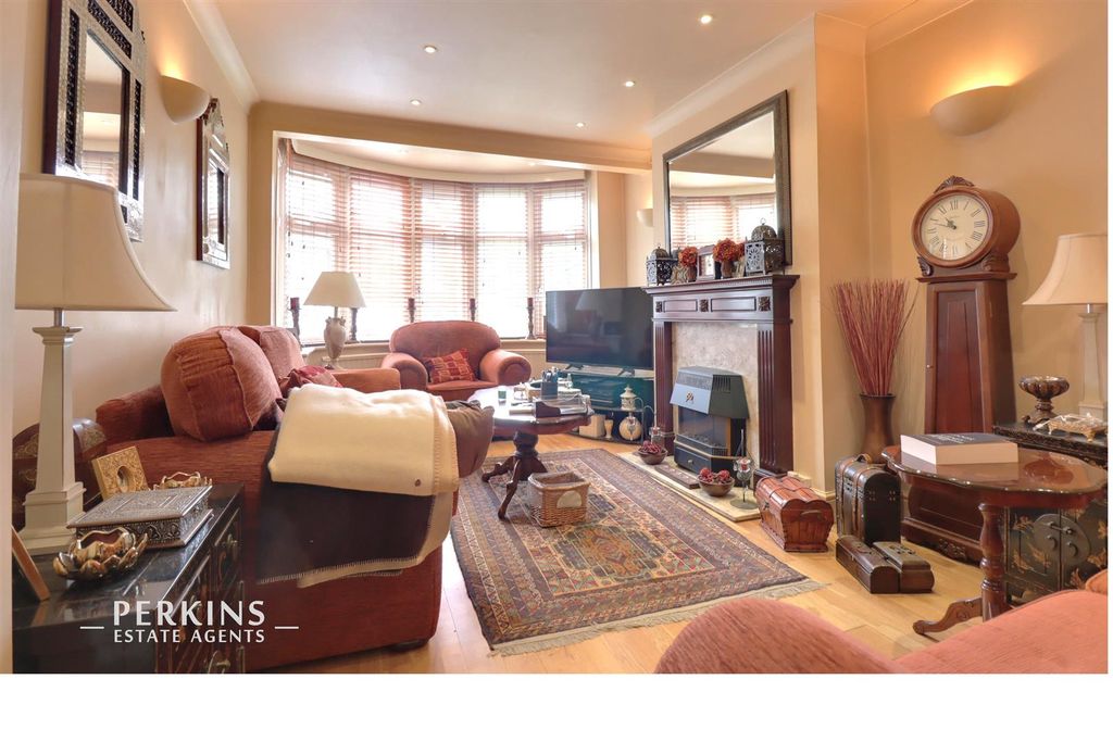 Property photo 2 of 11 Living.Jpg