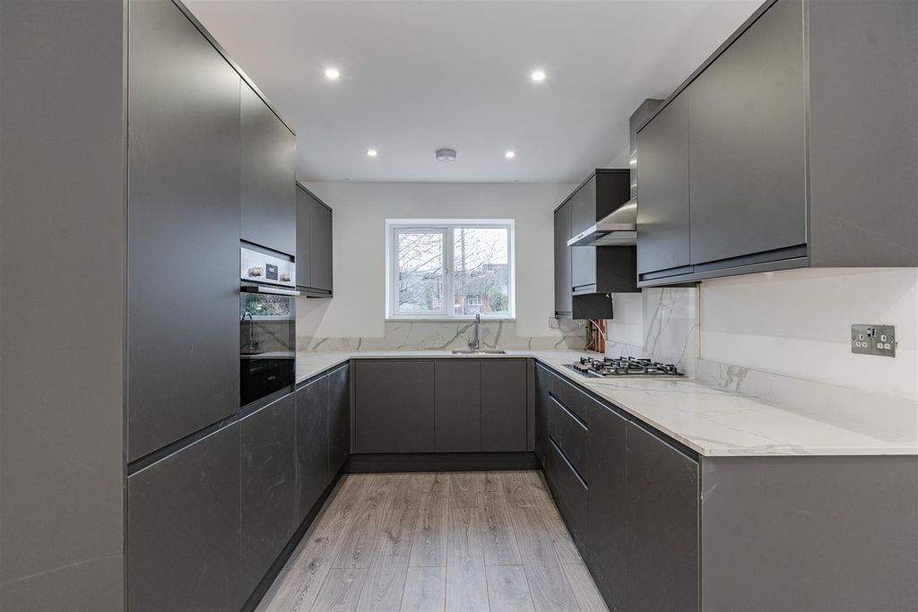 Property photo 3 of 10 Kitchen