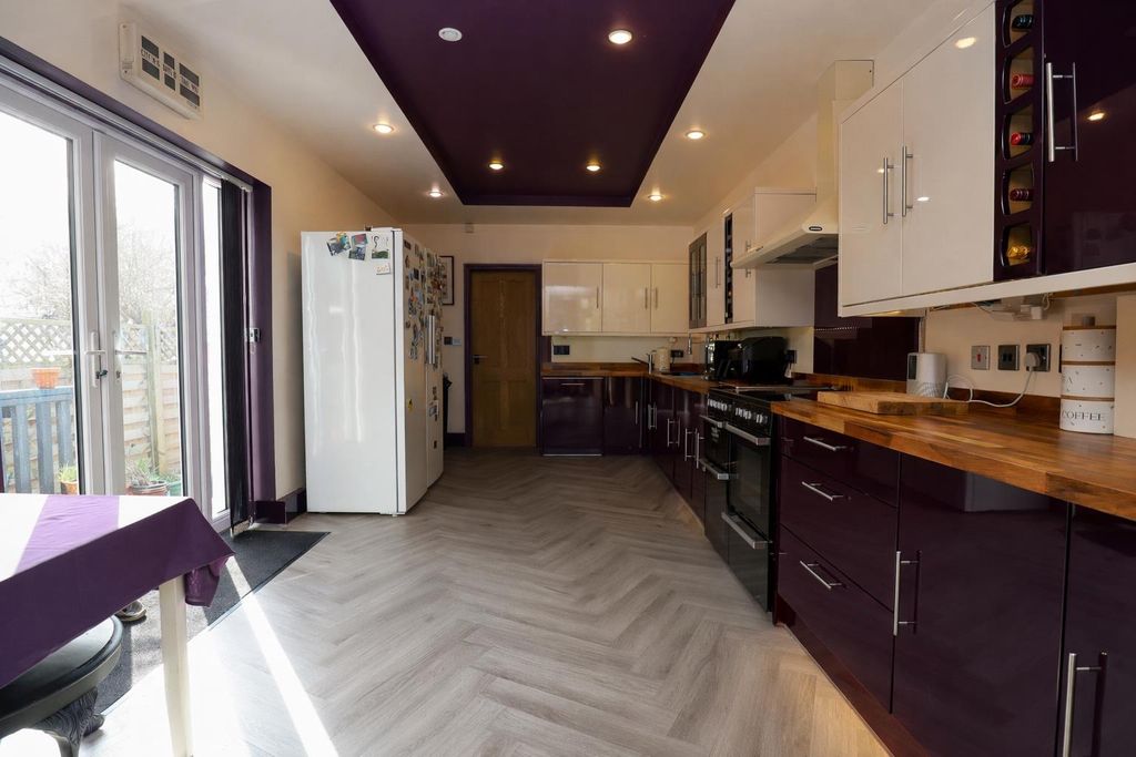 Property photo 2 of 18 Kitchen/Diner