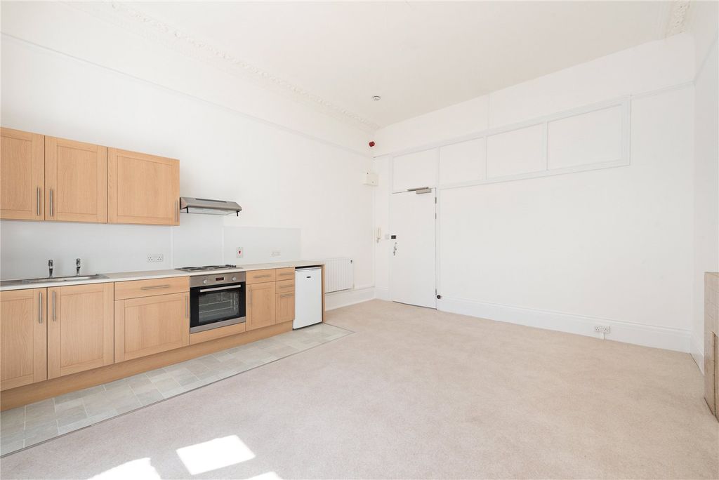 Property photo 3 of 5 Studio