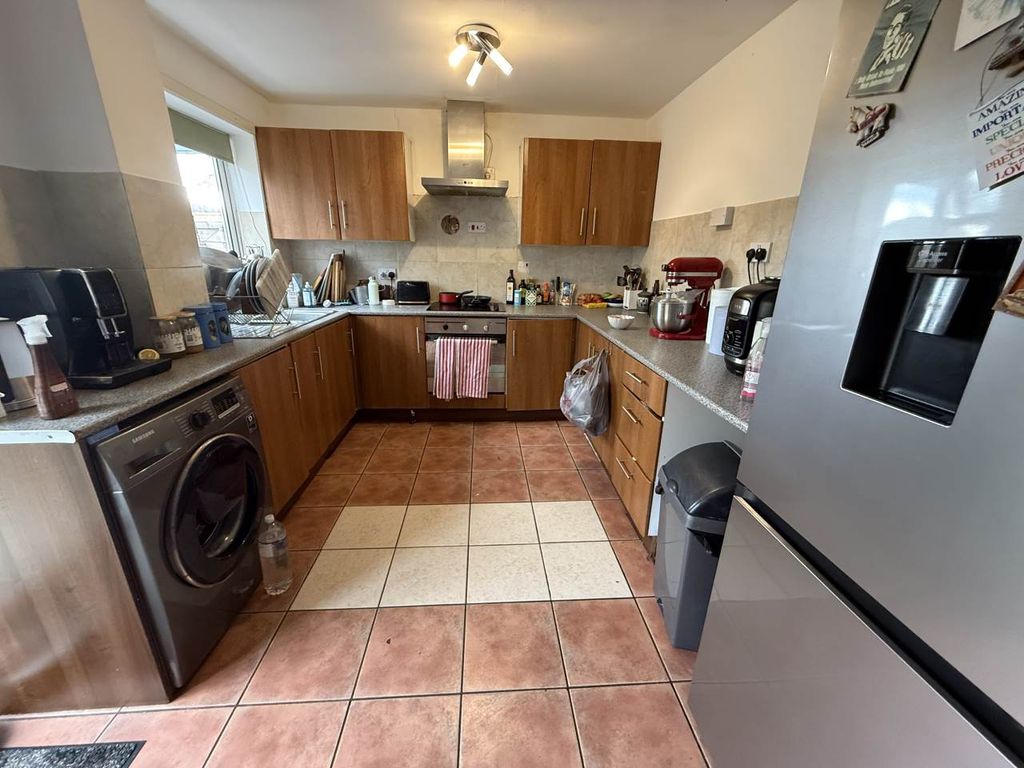 Property photo 2 of 11 Kitchen
