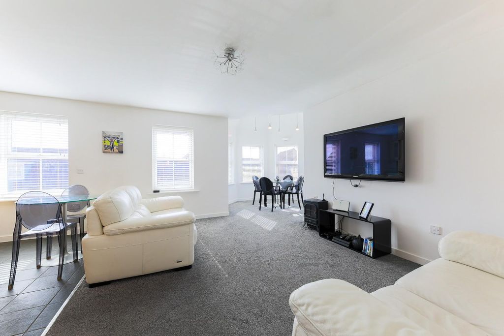 Property photo 2 of 11 Living Room