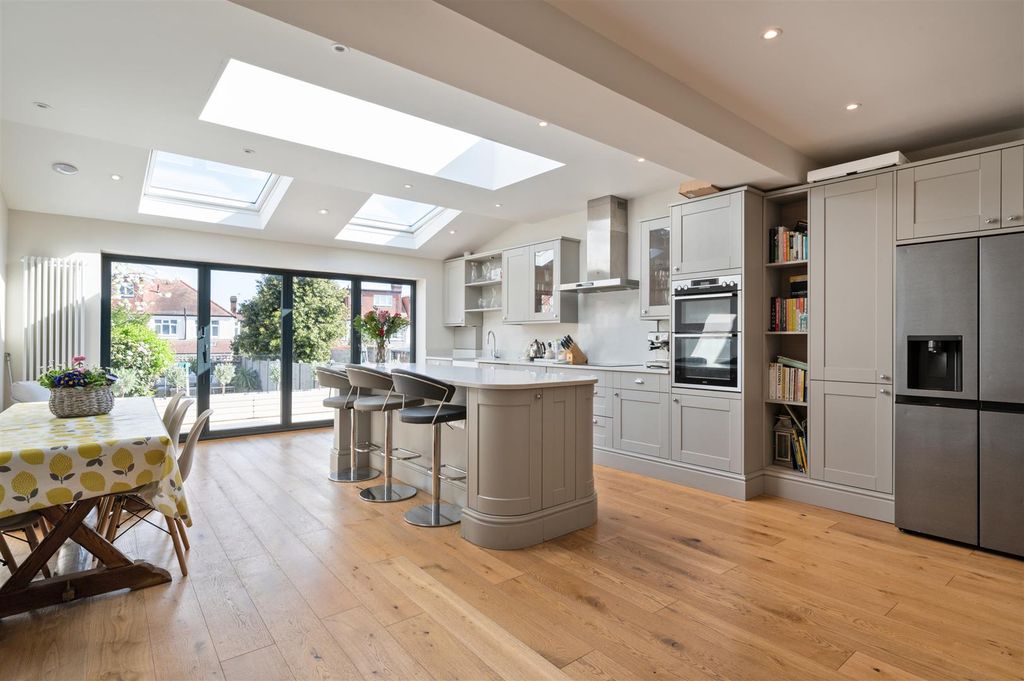 Property photo 1 of 18 Greenwood Close